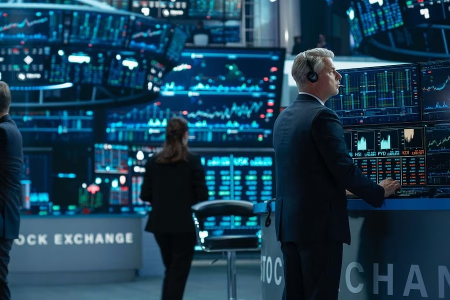 2H How would biannual earnings affect Wall Street? The Securities and Exchange Commission is considering a Trump administration proposal to require public companies only to release earnings twice a year, rather than quarterly. What are some pros and cons, and how would investors be affected? The latest Schwab analysis combs through some possibilities.